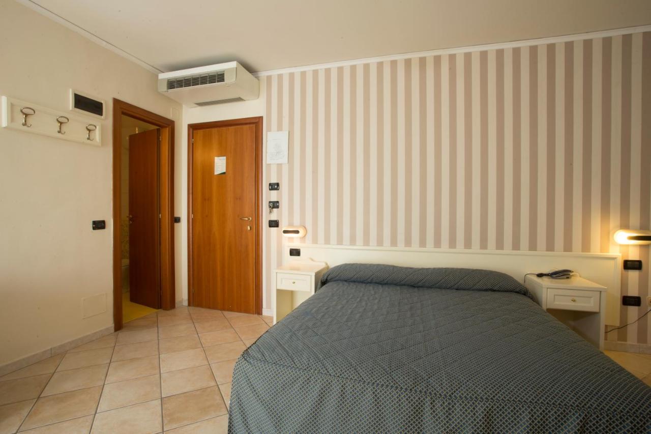 Hotel Villa Serena 카스텔라마레디스타비아 외부 사진