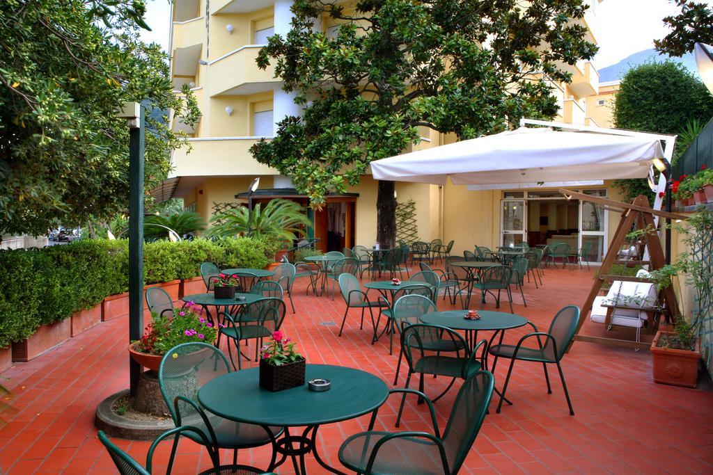 Hotel Villa Serena 카스텔라마레디스타비아 외부 사진